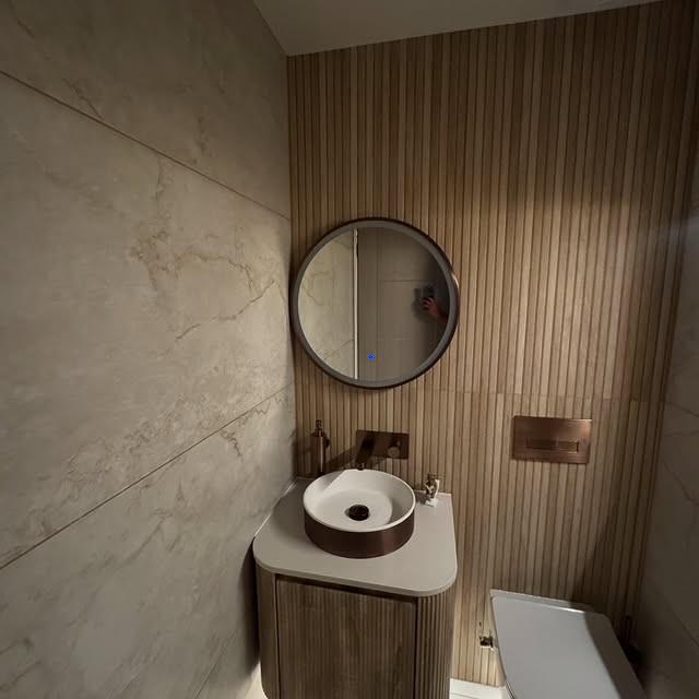 ✨ Bathroom Transformation Perfection ✨ What was once a dated, cramped space with old tiles and worn fixtures has been completely reimagined. The renovation brought in warm wood textures, soft ambien...